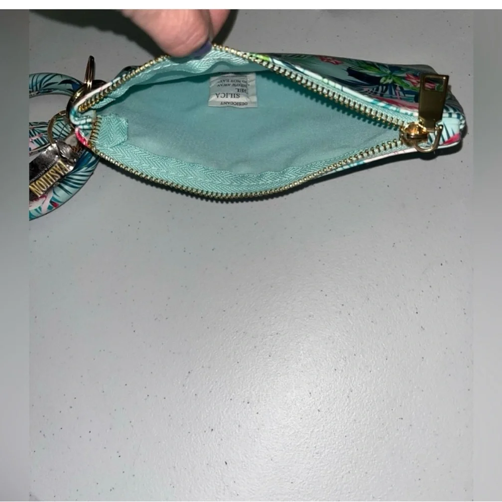 💙 NWT Pink Texture Wristlet with Tassel & Charm